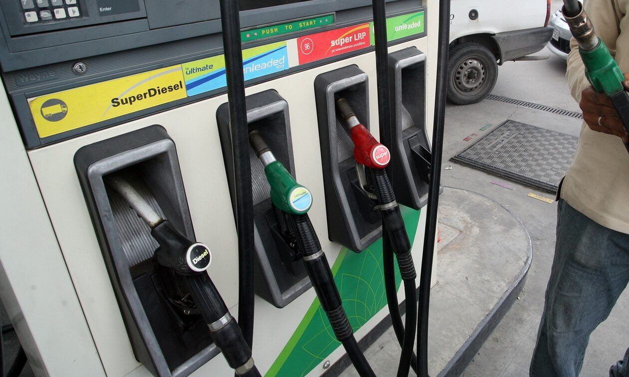 Ακρίβεια: Καλπάζει η τιμή στα καύσιμα – Σε απόγνωση οι οδηγοί για το ξέφρενο «ράλι»