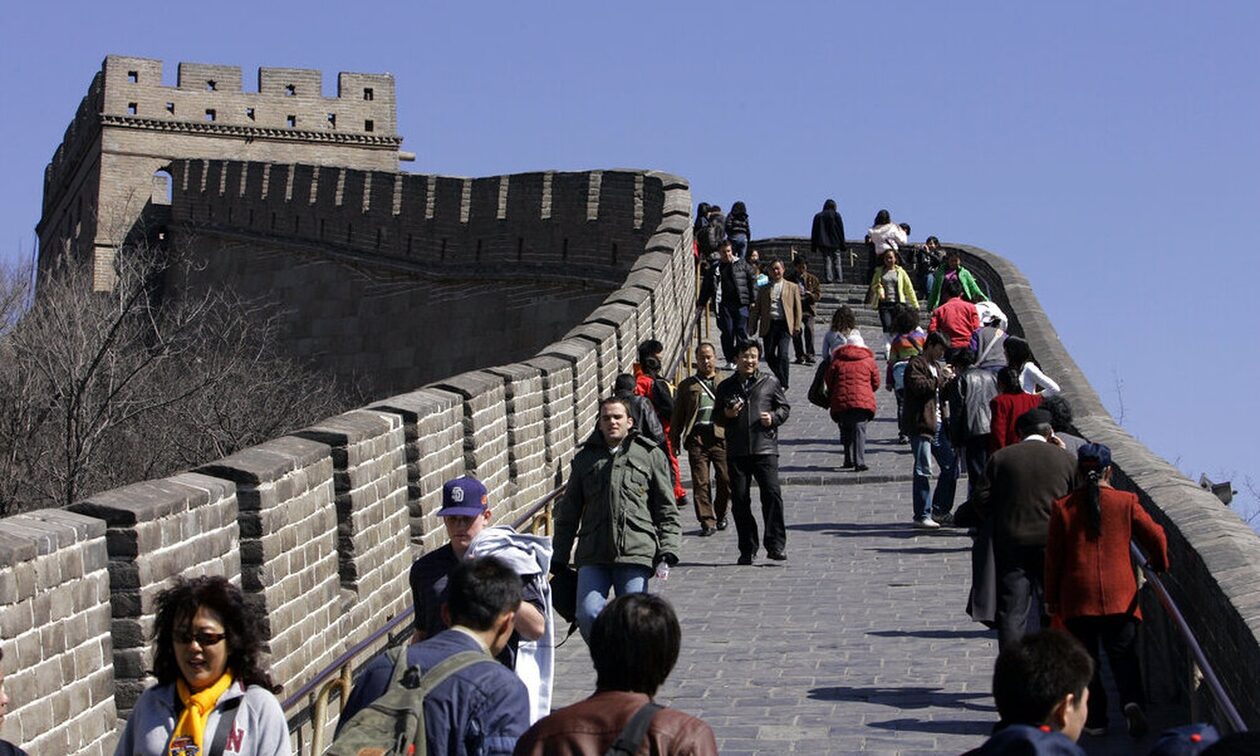 Σάλος στην Κίνα: Συνελήφθησαν δύο άτομα που άνοιξαν με εκσκαφέα τρύπα στο Σινικό Τείχος