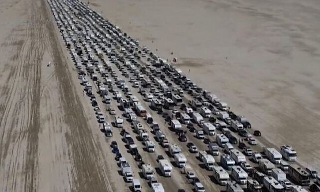 Burning Man: Drone καταγράφει τη μαζική φυγή από το φεστιβάλ - Τεράστιες ουρές αυτοκινήτων