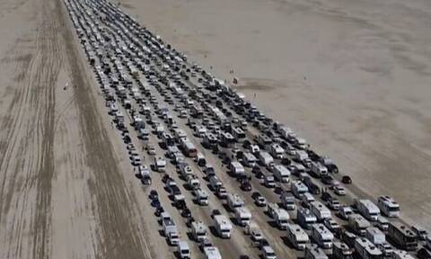 Burning Man: Drone καταγράφει τη μαζική φυγή από το φεστιβάλ - Τεράστιες ουρές αυτοκινήτων