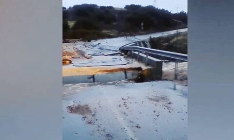 Κακοκαιρία Daniel: Το νερό έκοψε γέφυρα σαν... χαρτί - Απίστευτο video