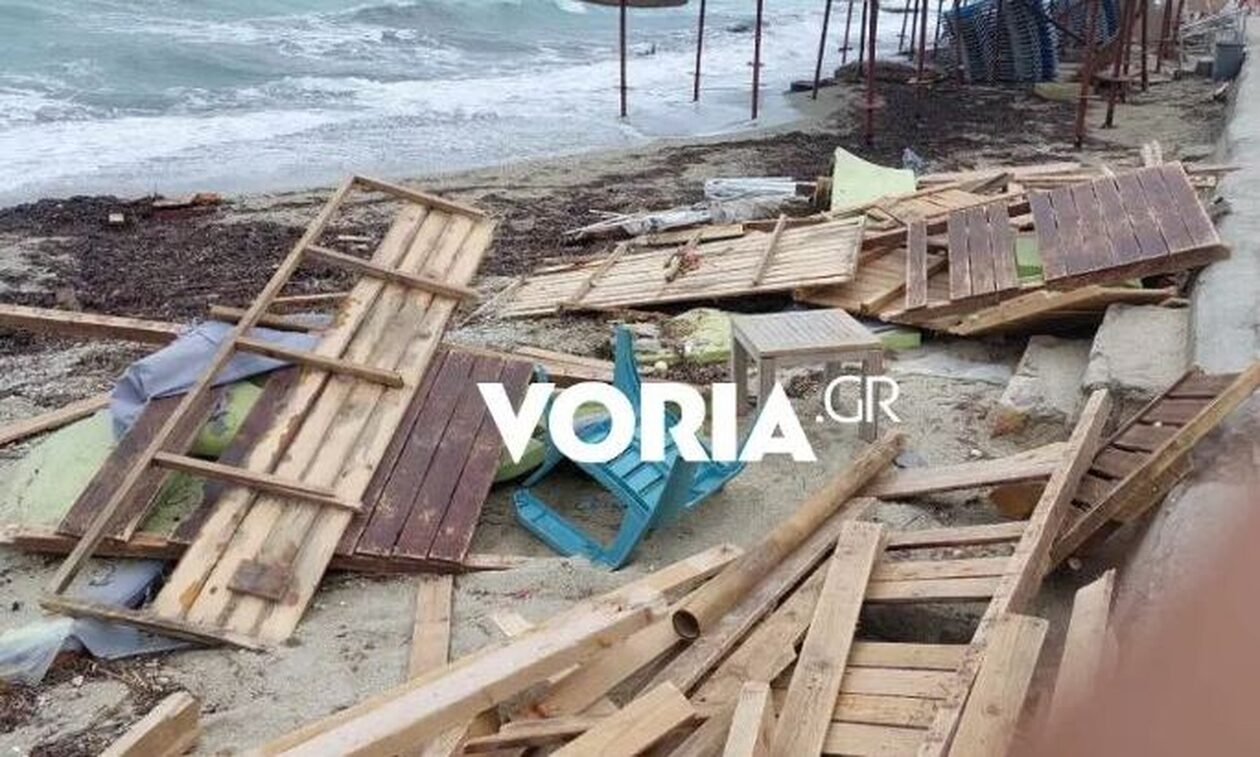 Χαλκιδική: Η θάλασσα μπήκε μέσα σε σπίτια και καταστήματα στο Πευκοχώρι