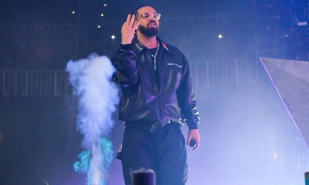 Ο Drake δείχνει την τεράστια συλλογή του από σουτιέν - Τα πετάνε οι θαυμάστριες στη σκηνή