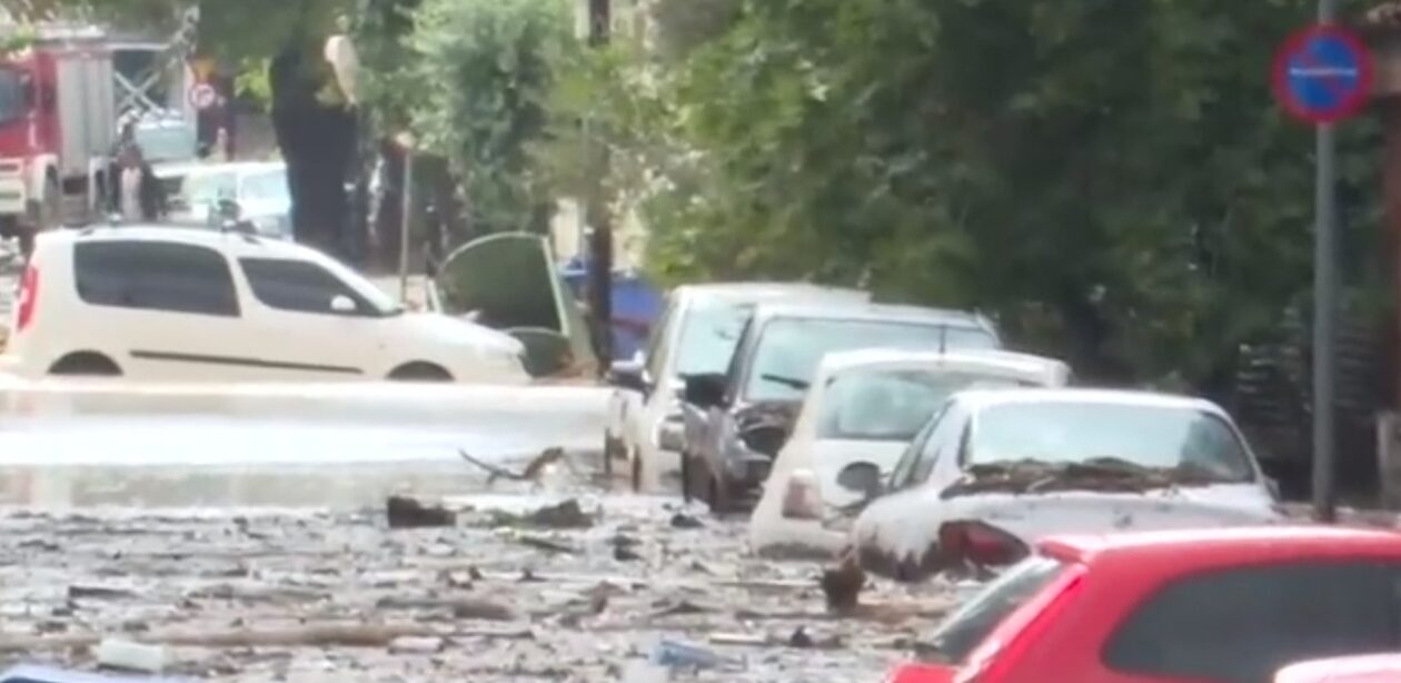Κακοκαιρία Daniel - Βόλος: Αδιανόητο - Πλιατσικολόγοι λεηλατούν τα πλημμυρισμένα αυτοκίνητα!