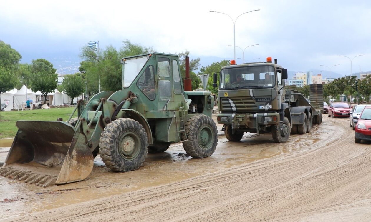 Οι Ένοπλες Δυνάμεις στη «μάχη» με τα ακραία φυσικά φαινόμενα - Ανοίγουν στρατόπεδα για τους πολίτες