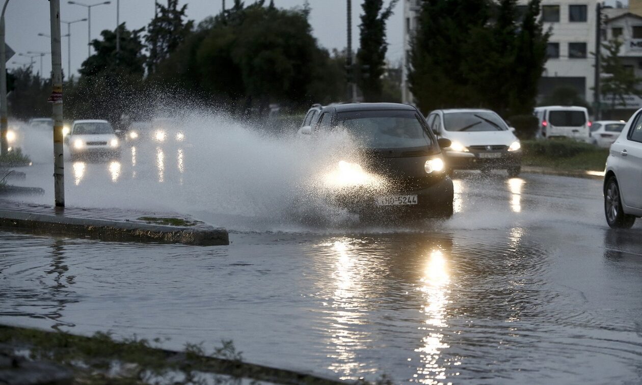 Αυτοκίνητο: Τι πρέπει να προσέχουμε όταν οδηγούμε σε συνθήκες βροχής και έντονης ολισθηρότητας