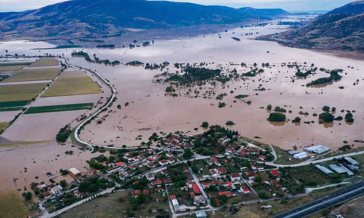 Αγωνία για τους εγκλωβισμένους στις πλημμυρισμένες περιοχές – Σε επιφυλακή η Λάρισα για τον Πηνειό