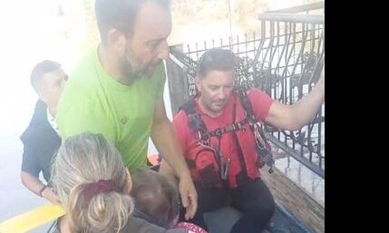 Κακοκαιρία Daniel: Εθελοντές μοιράζουν νερά με φουσκωτά, παιδιά κλαίνε στον Παλαμά Καρδίτσας