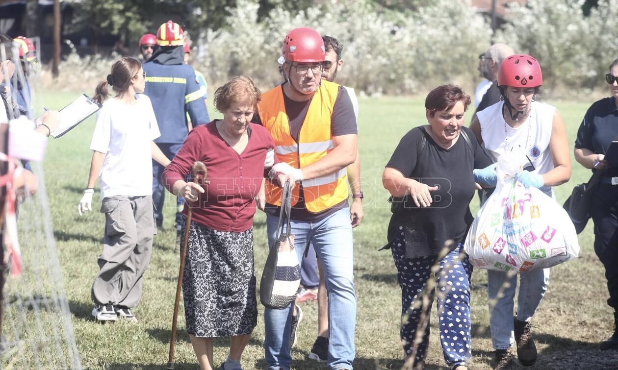 Κακοκαιρία Daniel: Μαρτυρίες διασωθέντων στο Newsbomb.gr - «Χαθήκανε όλα, τα πήρε το νερό»