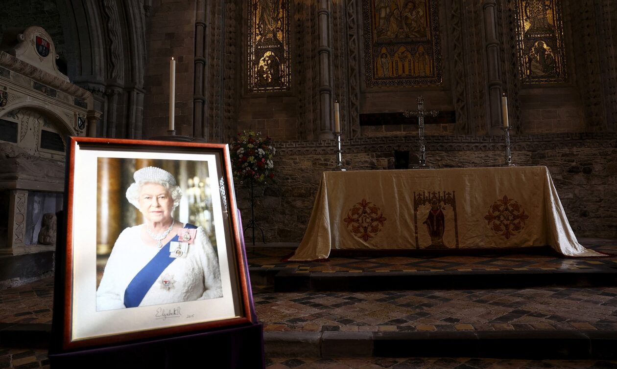 Εντυπωσιακές εικόνες από την τελετή για τον ένα χρόνο από τον θάνατο της βασίλισσας Ελισάβετ