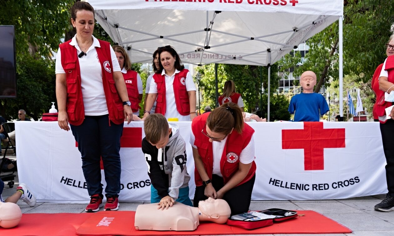 Παγκόσμια Ημέρα Πρώτων Βοηθειών: Δράση του Ερυθρού Σταυρού στο Σύνταγμα (εικόνες + βίντεο)