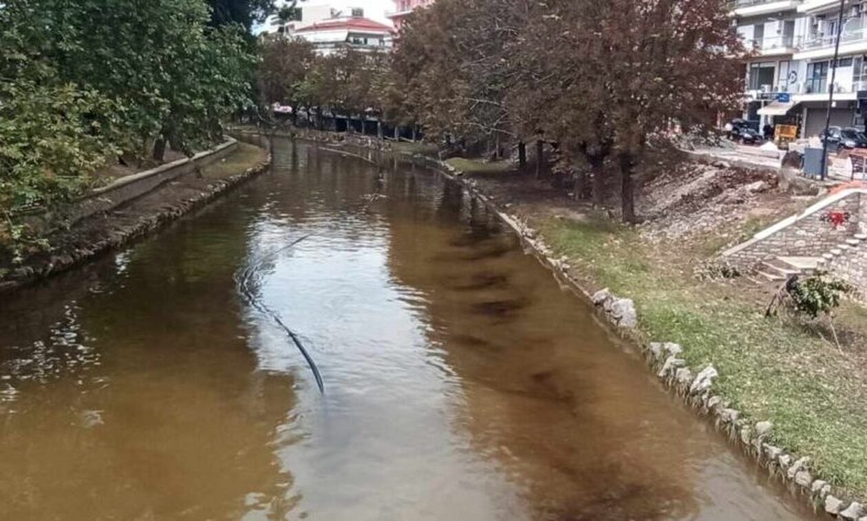 Κακοκαιρία Daniel: Μαύρισε ο Ληθαίος ποταμός στα Τρίκαλα - Οσμή από πετρέλαιο στη γέφυρα Ασκληπιού