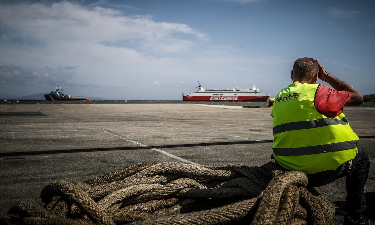 Ραφήνα: Ακινητοποιημένο και δεμένο από ρυμουλκό το «Fast Ferries Andros»