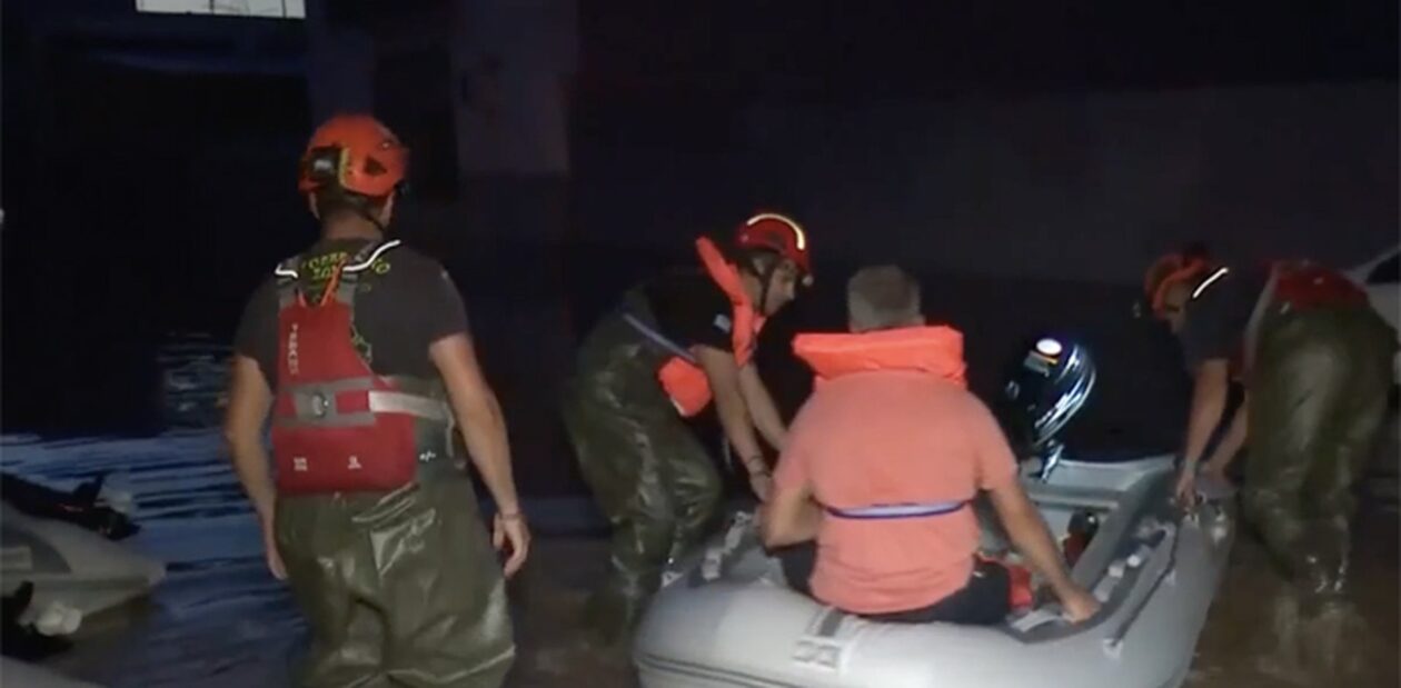Λάρισα: Διασώθηκαν οι πυροσβέστες και οι πολίτες που έπεσαν στα νερά στη Γιάννουλη