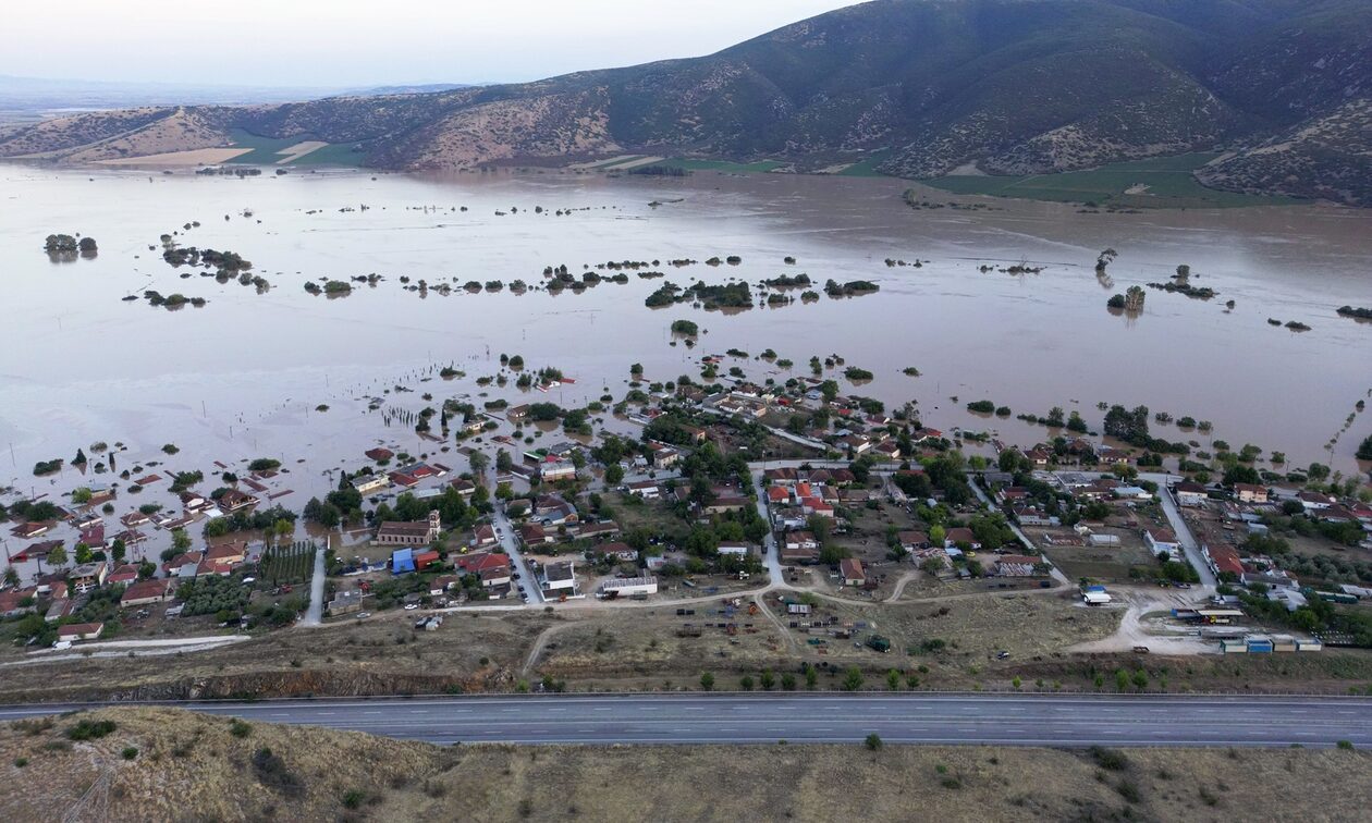 Πλημμύρες: Έφτασε τα 18 μέτρα ύψος το νερό στα Τέμπη – Έγινε λίμνη η εθνική οδός