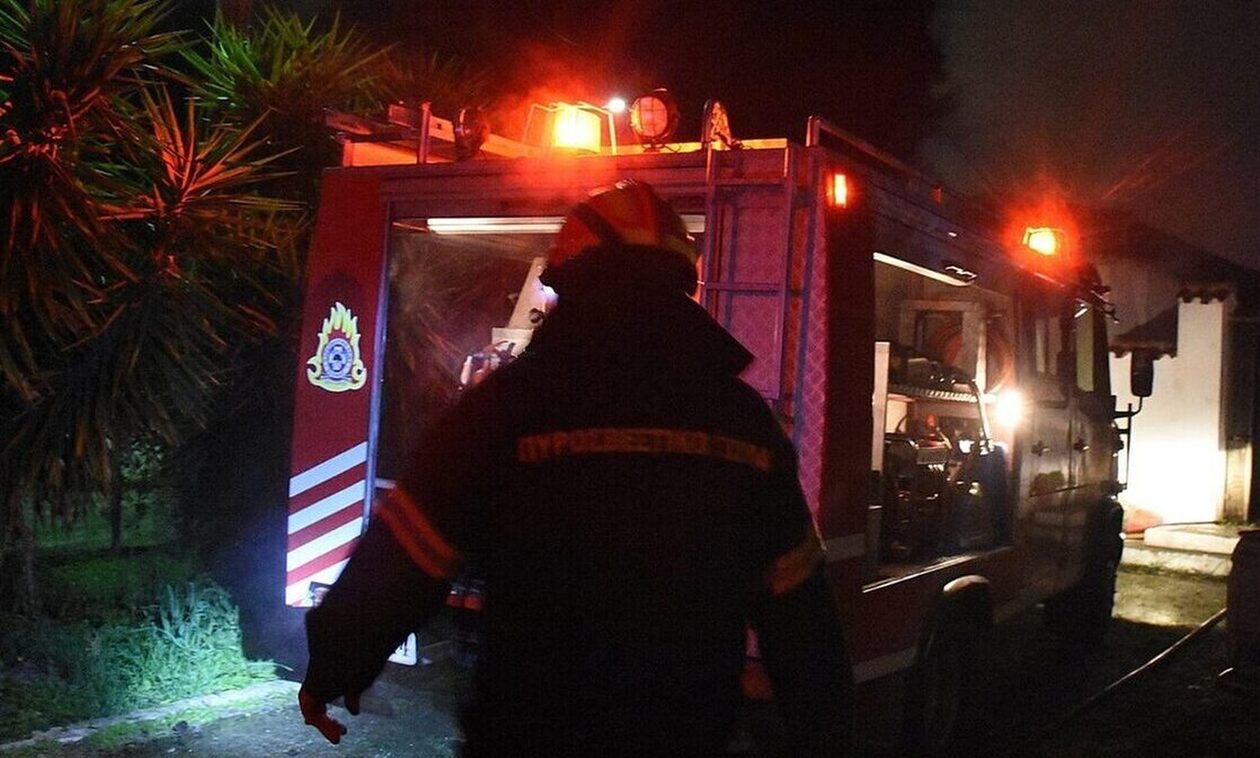 Φωτιά σε διαμέρισμα στην Άνω Γλυφάδα – Ένας άνδρας μεταφέρθηκε στο νοσοκομείο