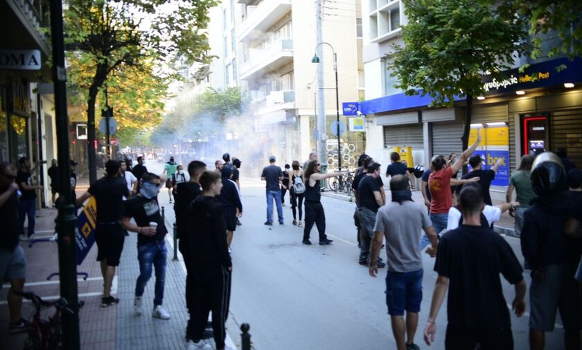 Λάρισα: Ένταση στο κέντρο της πόλης μεταξύ διαδηλωτών και αστυνομικών