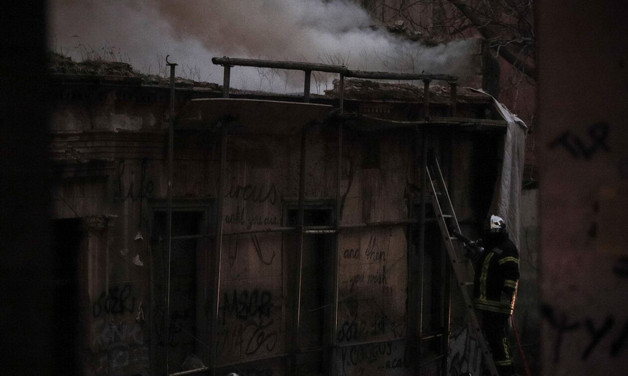Αθήνα: Υπό έλεγχο η φωτιά στο εγκαταλελειμμένο κτήριο στην Πειραιώς