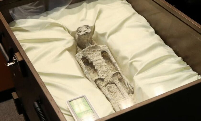 Σκελετό εξωγήινου παρουσίασε στη μεξικανική Βουλή ερευνητής UFO