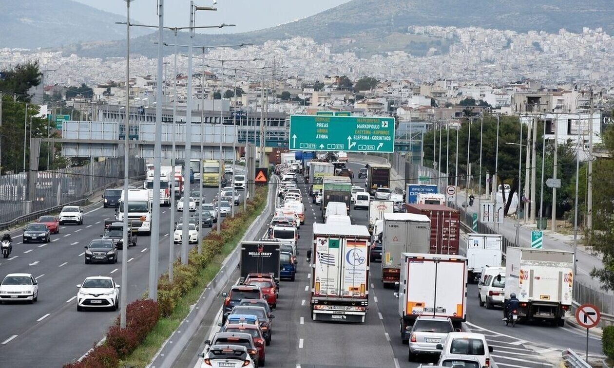 Τροχαίο στην Πέτρου Ράλλη - Μποτιλιάρισμα στο ρεύμα προς Αθήνα