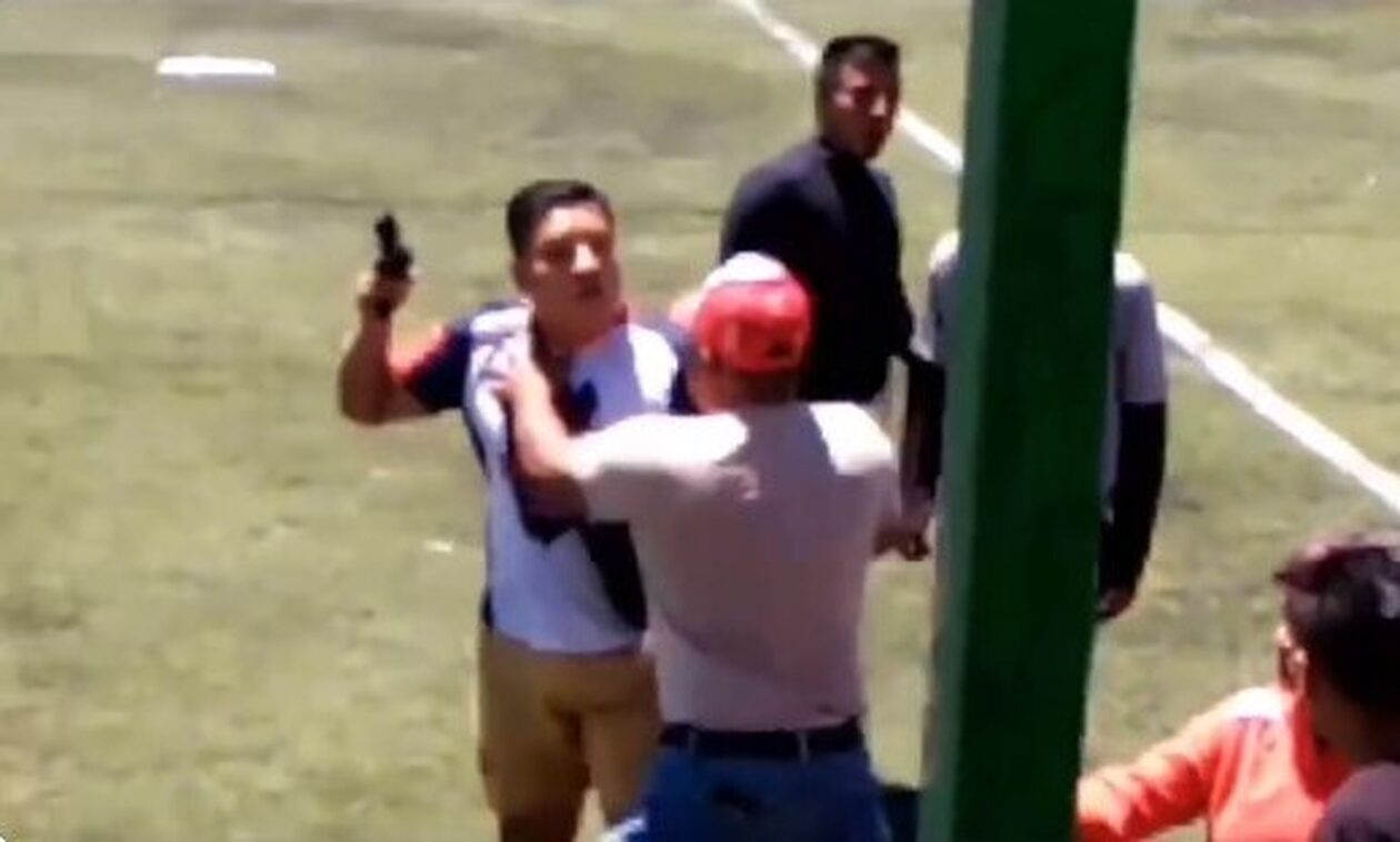 Μεξικό: Άνδρας έβγαλε όπλο και απείλησε παίκτες αντίπαλης ομάδας σε ερασιτεχνικό πρωτάθλημα (vid)
