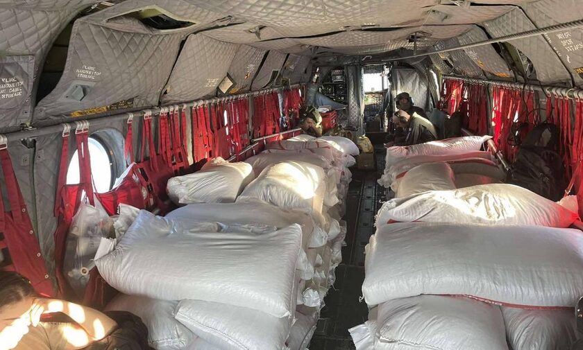 Κακοκαιρία Daniel – Λάρισα: Μεταφορά ζωοτροφών από τον Στρατό με ελικόπτερα Σινούκ