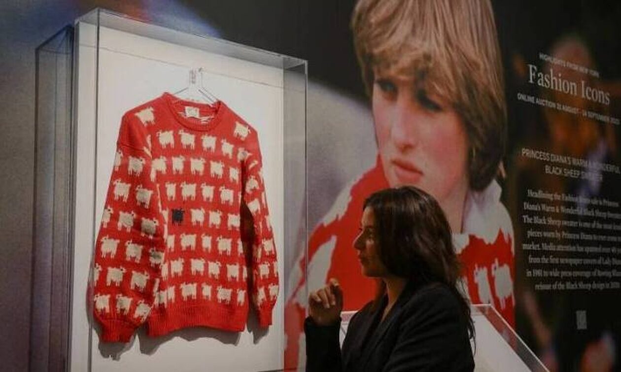 Δημοπρατήθηκε το κόκκινο πουλόβερ της πριγκίπισσας Νταϊάνας έναντι 1,1 εκατ. δολαρίων
