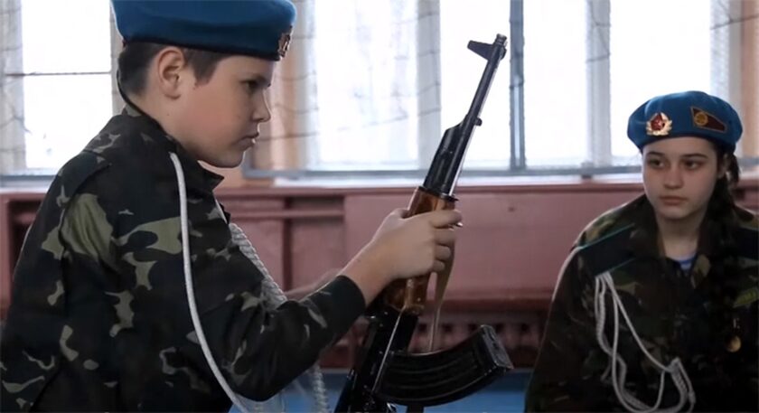 Ουκρανία: Έφηβοι εκπαιδεύονται με καλάσνικοφ και drones