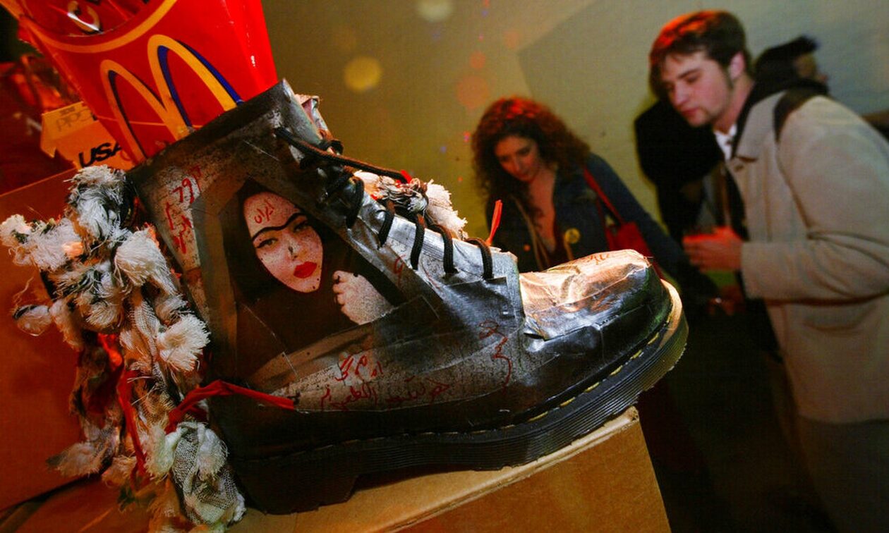Βρετανία: Ο κολοσσός Dr Martens ανοίγει κατάστημα επιδιόρθωσης των εμβληματικών παπουτσιών του