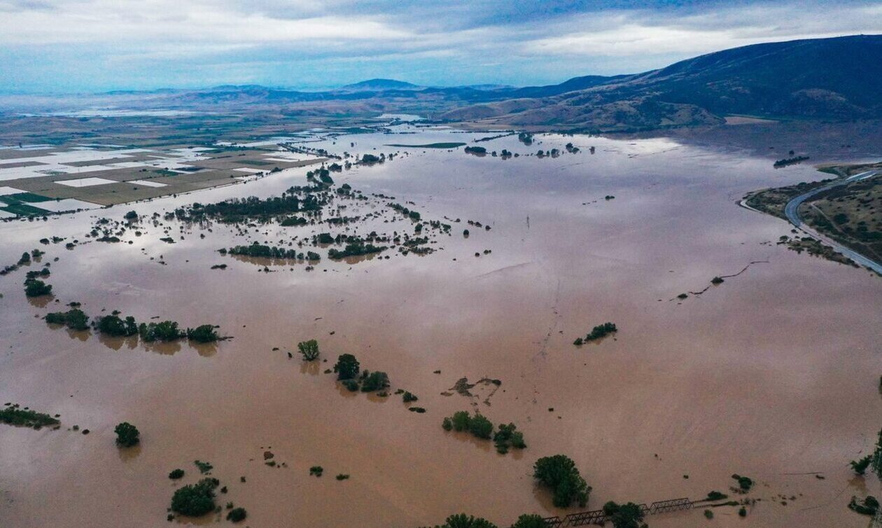 Χάθηκε ο Θεσσαλικός κάμπος μετά τις πλημμύρες - «Σέρναμε την πεθερά μου μέσα στο νερο»