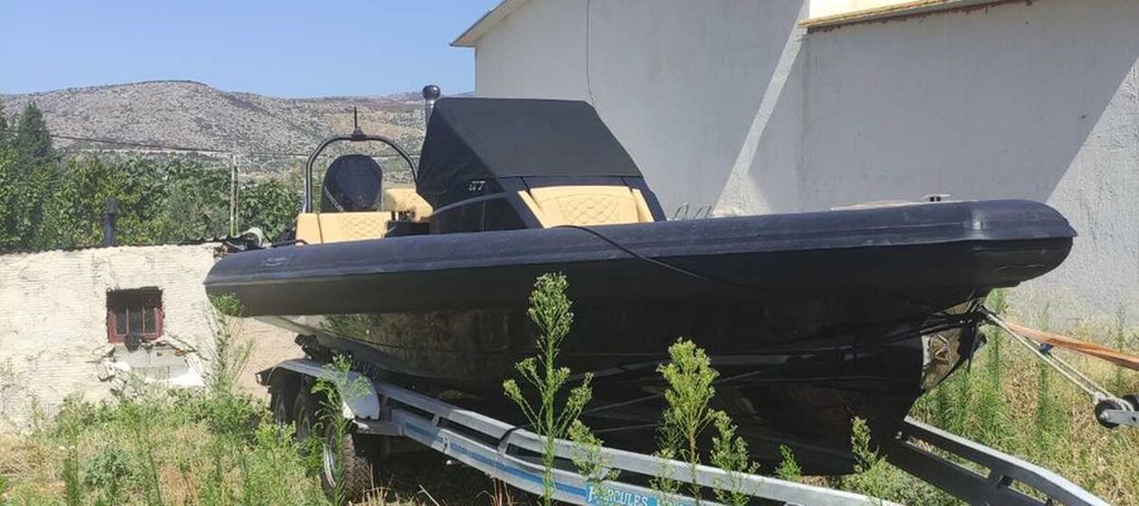 Φουσκωτό σκάφος εκλάπη στη Βουλιαγμένη και βρέθηκε... στα Λιόσια (εικόνες)