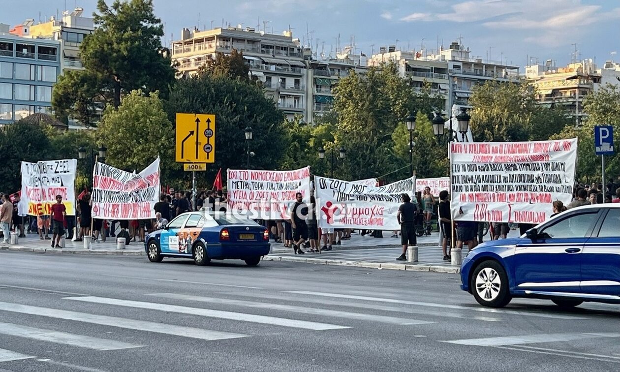 Θεσσαλονίκη: Διαδηλώσεις στο κέντρο της πόλης πριν από την ομιλία Μητσοτάκη στη ΔΕΘ (εικόνες)