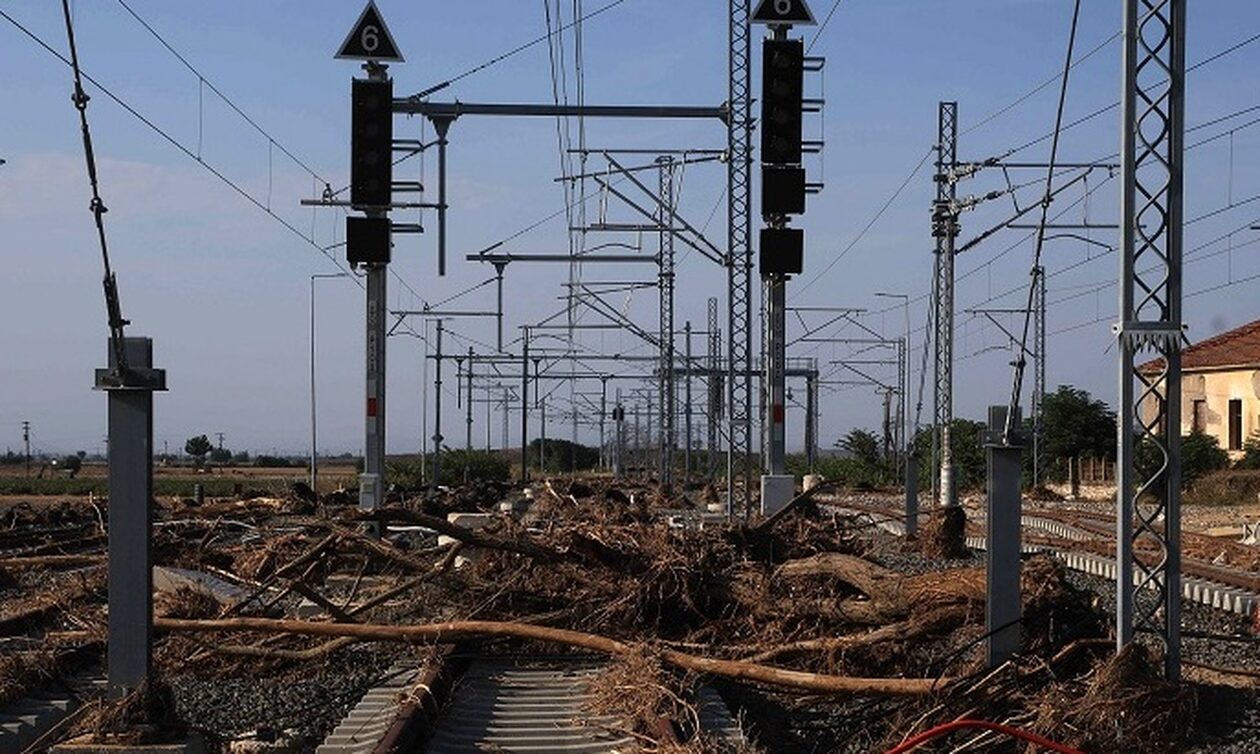 Θεσσαλία: Κατεστραμμένο το σιδηροδρομικό δίκτυο – Γραμμές στον αέρα, μπάζα και λάσπη