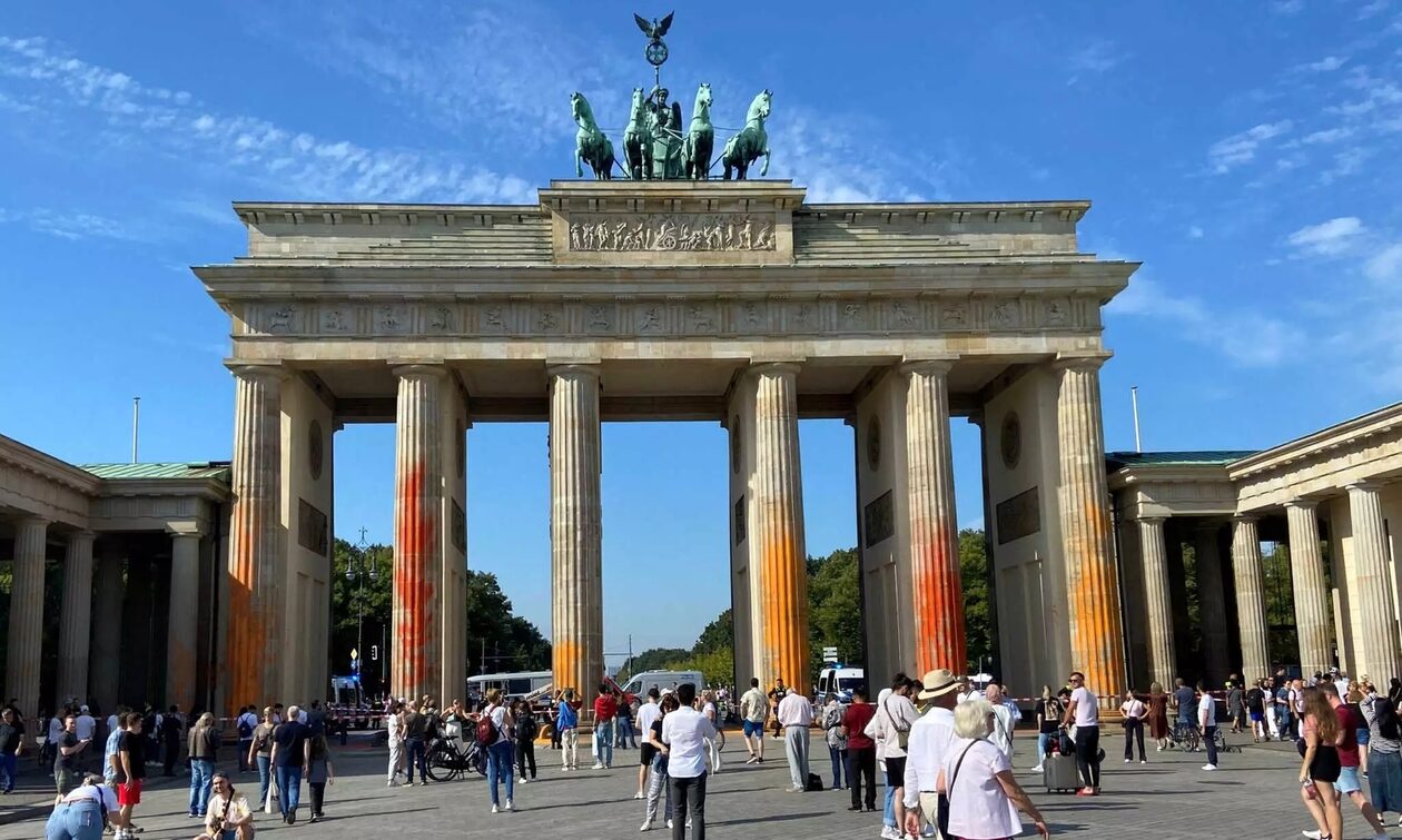 Γερμανία: Ακτιβιστές έβαψαν με πορτοκαλί μπογιά την Πύλη του Βρανδεμβούργου