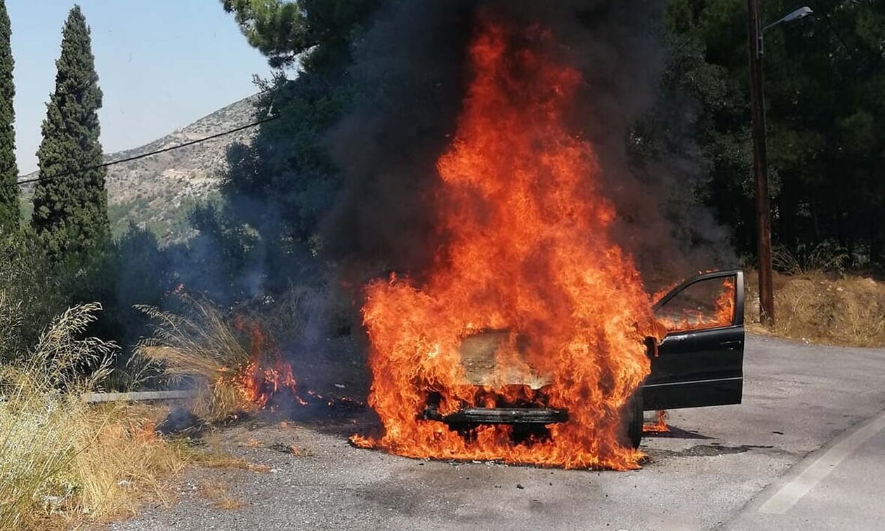 Θεσσαλονίκη: Στις φλόγες «τυλίχθηκε» αυτοκίνητο τα ξημερώματα