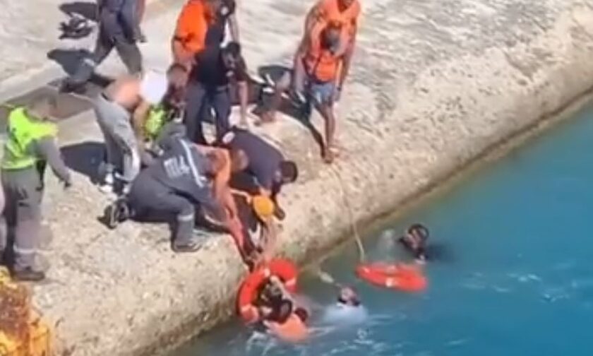 Τήνος: Γυναίκα έπεσε στη θάλασσα ενώ επιβιβαζόταν σε πλοίο - Βούτηξαν για να τη σώσουν