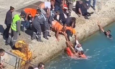 Τήνος: Γυναίκα έπεσε στη θάλασσα – Η διαφορά στην αντίδραση του πληρώματος του πλοίου