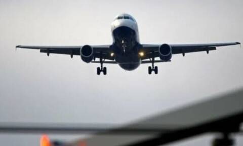 Αναγκαστική προσγείωση αεροσκάφους στο Ηράκλειο - Επιβάτιδα μεταφέρθηκε εσπευσμένα στο νοσοκομείο