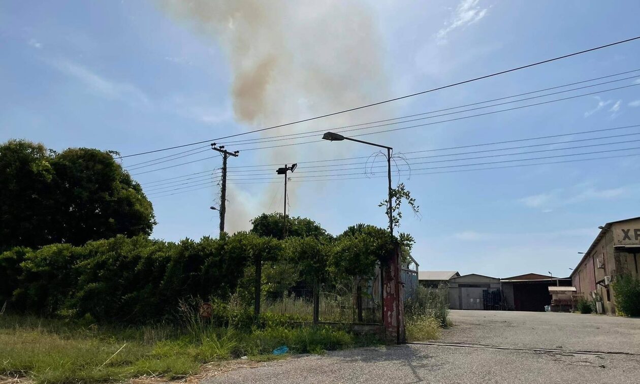 Φωτιά τώρα στο Αγρίνιο: Καίει κοντά στο ΔΑΚ, επιχειρούν εναέρια μέσα