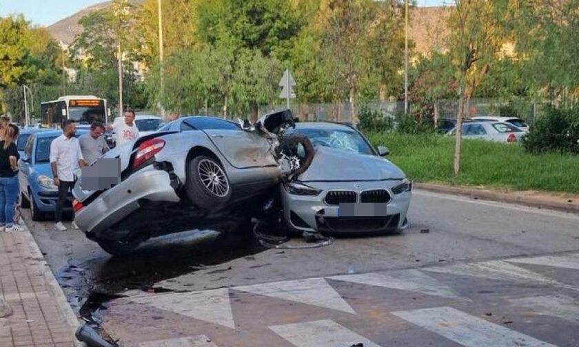 Γλυφάδα: Αυτοκίνητο «ξήλωσε» παγκάκια και κάδους και έπεσε πάνω σε παρκαρισμένα οχήματα