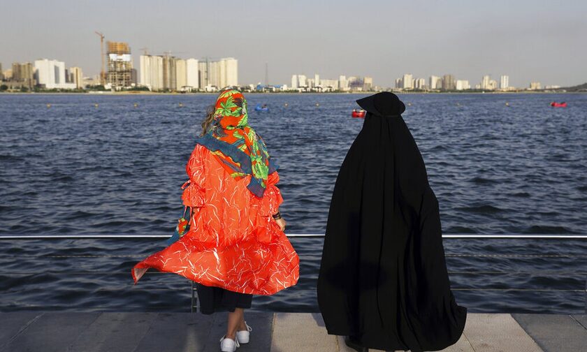Νέες κυρώσεις για τις γυναίκες που δεν φοράνε μαντήλα στο Ιράν