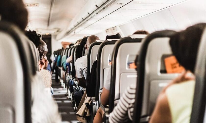 TikTok: Το κόλπο ταξιδιώτη για να μένει κενή η διπλανή θέση στο αεροπλάνο
