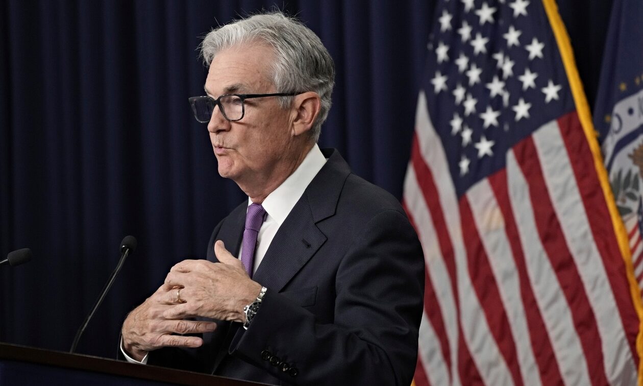 Η Fed άφησε αμετάβλητο το βασικό επιτόκιο – «Συνεχίζουμε με προσεκτικά βήματα», τόνισε ο Πάουελ
