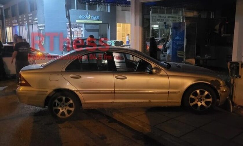 Θεσσαλονίκη: Σύγκρουση 3 οχημάτων στον Εύοσμο – Το ένα προσέκρουσε σε τζαμαρία
