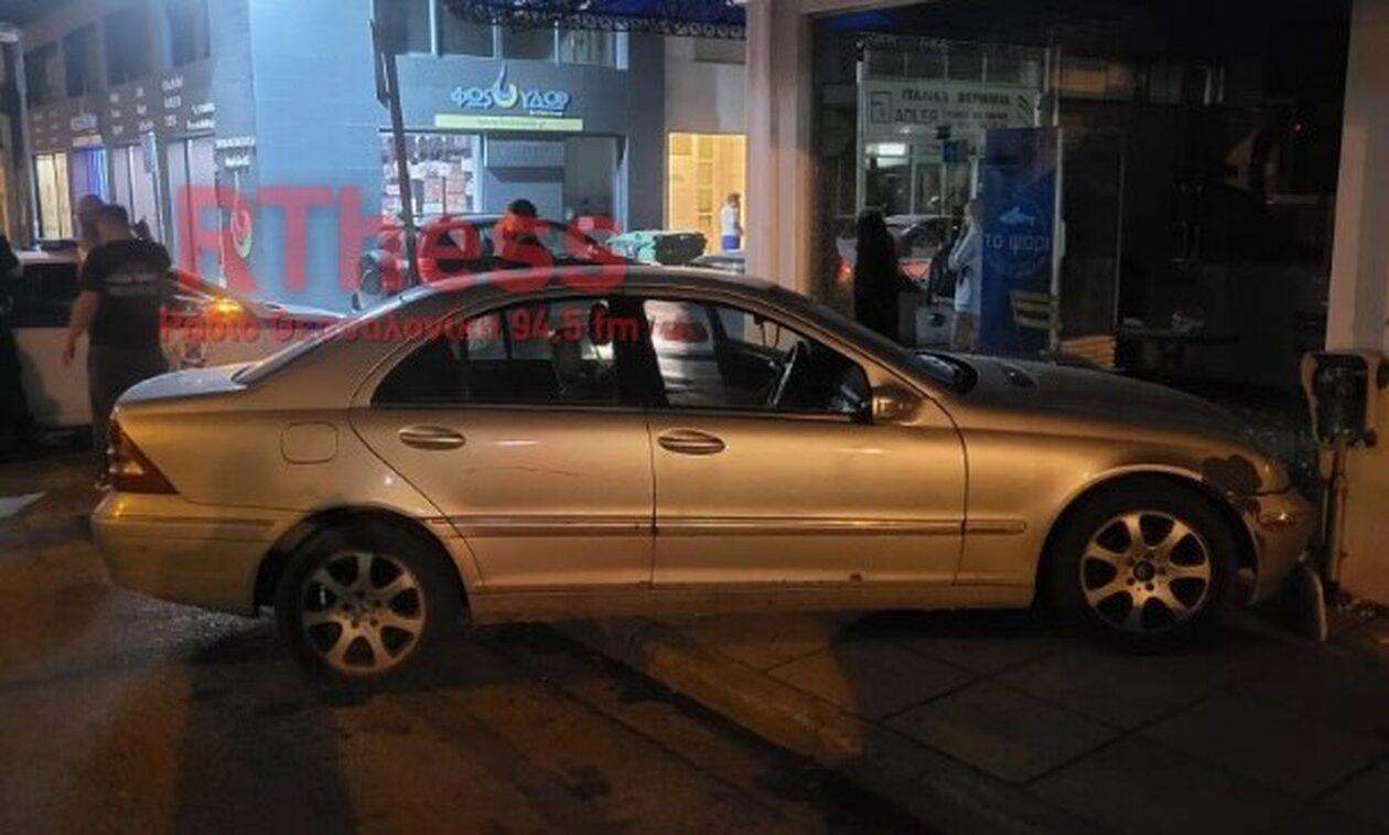 Θεσσαλονίκη: Σύγκρουση 3 οχημάτων στον Εύοσμο – Το ένα προσέκρουσε σε τζαμαρία
