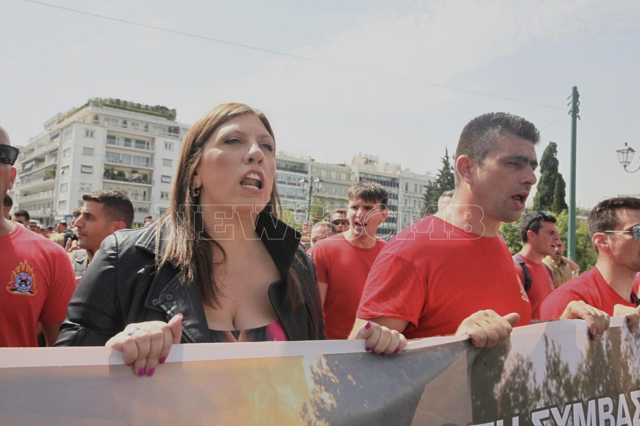 Οι εποχικοί πυροσβέστες στην απεργιακή συγκέντρωση - Στο πλευρό τους η Ζωή Κωνσταντοπούλου