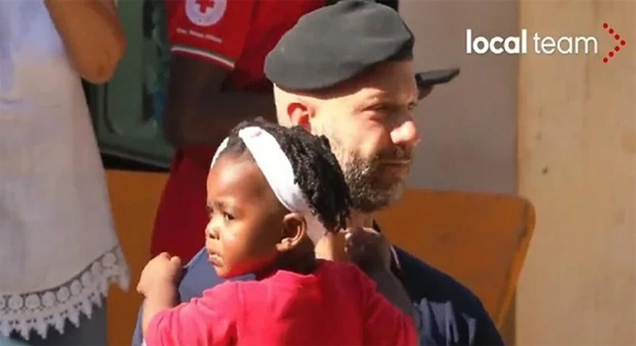 Αστυνομικός στη Λαμπεντούζα πήρε στην αγκαλιά του ένα κοριτσάκι: - «Ήθελα να την προστατεύσω»