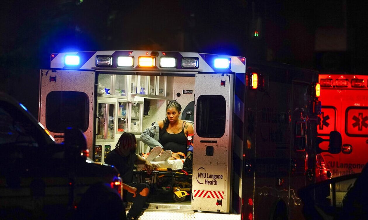 Νέα Υόρκη: Λεωφορείο που μετέφερε μουσικό συγκρότημα ανατράπηκε - Ένας νεκρός, πολλοί τραυματίες
