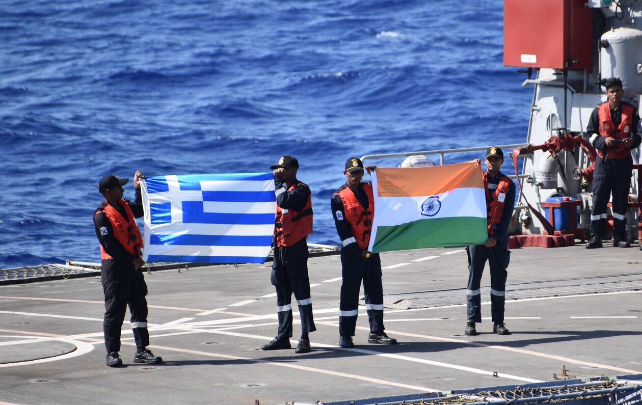 Στρατιωτική συνεργασία Ελλάδας-Ινδίας: Η Φρεγάτα Έλλη πλάι σε ινδικό περιπολικό (εικόνες)