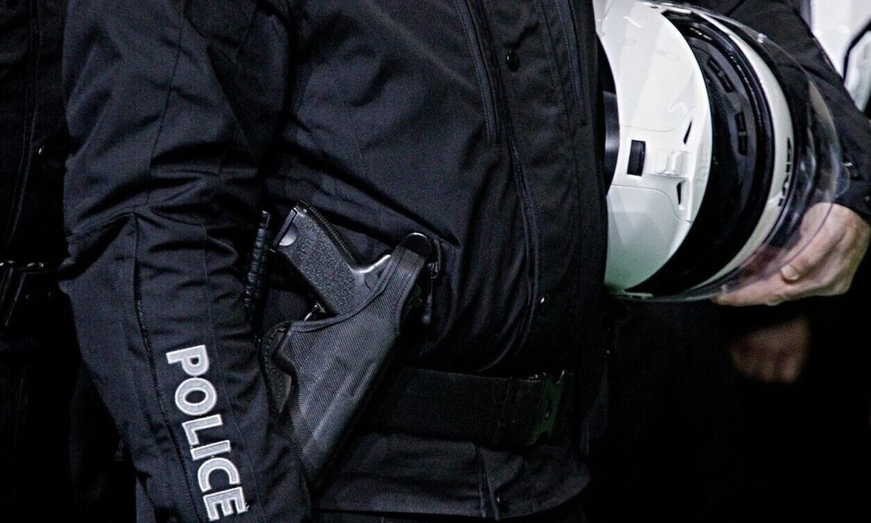 Σε διαθεσιμότητα αστυνομικός που συμμετείχε σε σπείρα διακίνησης ναρκωτικών στην Αττική
